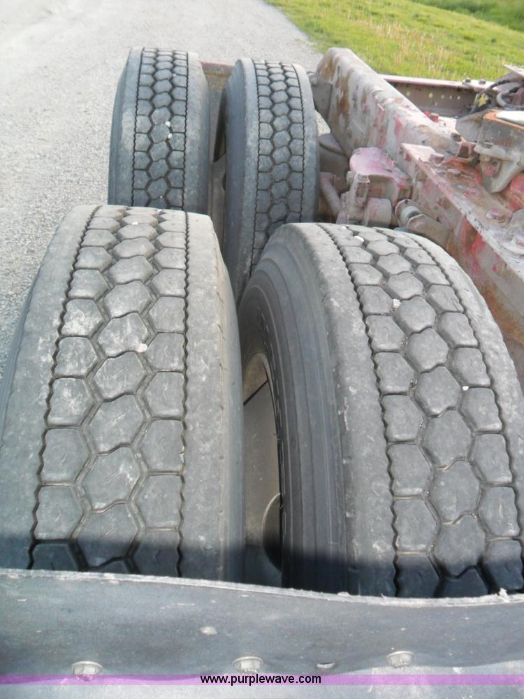 image for item B1199 2005 Kenworth T800 semi truck