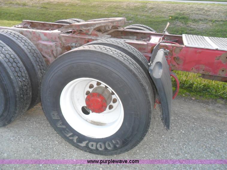 image for item B1199 2005 Kenworth T800 semi truck