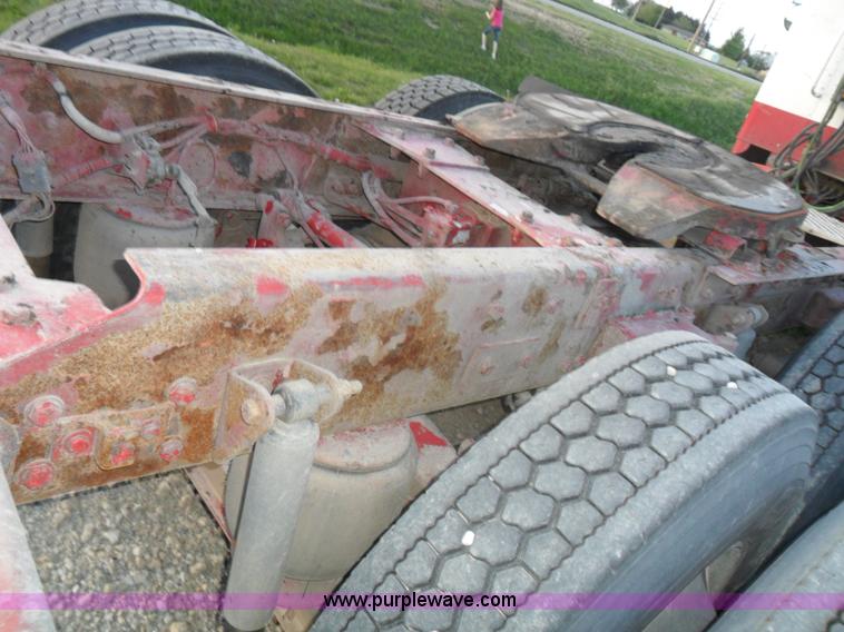 image for item B1199 2005 Kenworth T800 semi truck