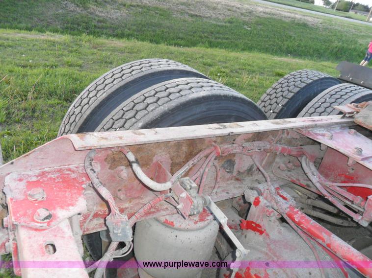 image for item B1199 2005 Kenworth T800 semi truck