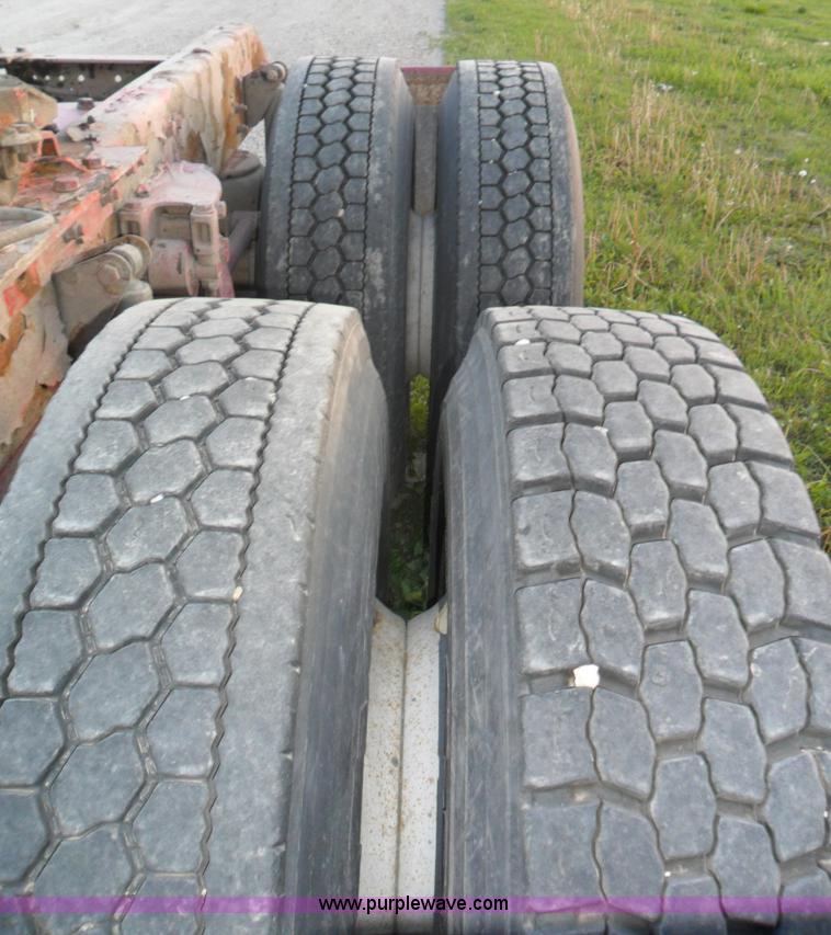 image for item B1199 2005 Kenworth T800 semi truck