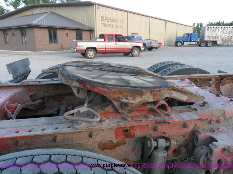 image for item B1199 2005 Kenworth T800 semi truck