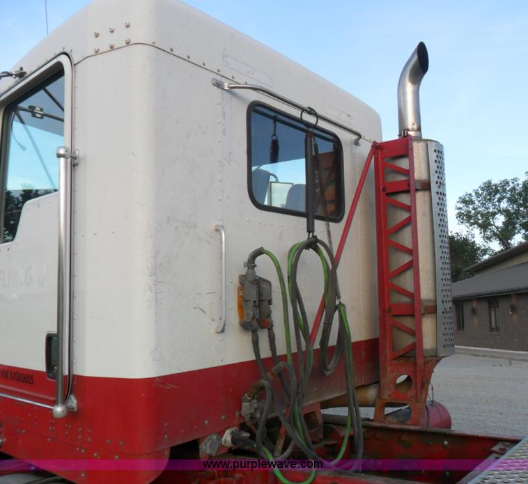 image for item B1199 2005 Kenworth T800 semi truck