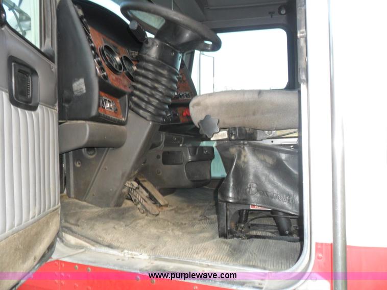 image for item B1199 2005 Kenworth T800 semi truck