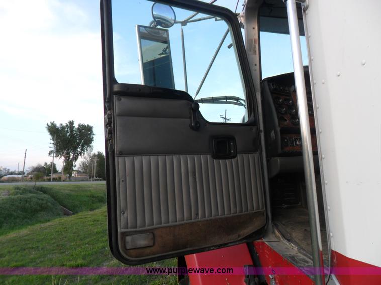 image for item B1199 2005 Kenworth T800 semi truck