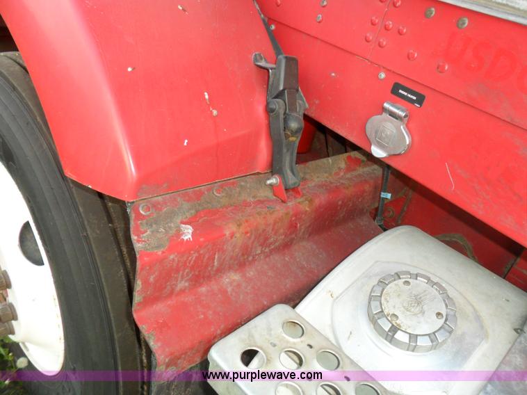 image for item B1199 2005 Kenworth T800 semi truck