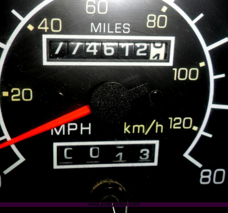 image for item B1199 2005 Kenworth T800 semi truck