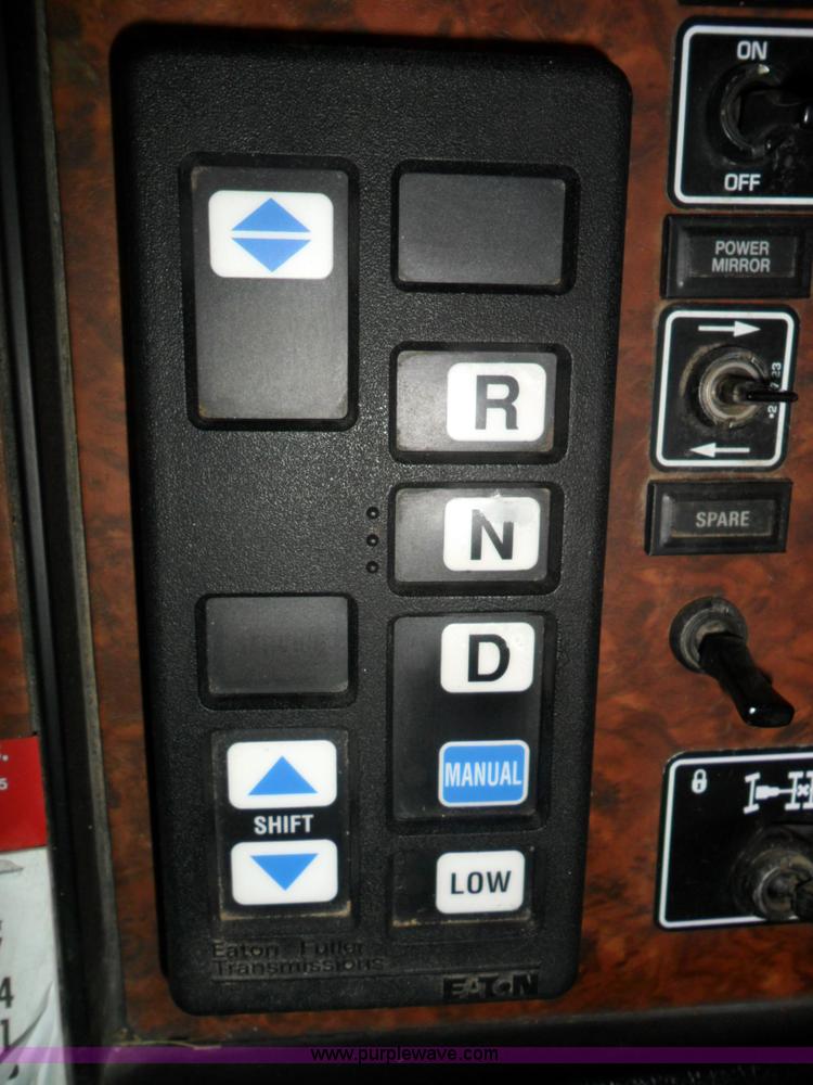 image for item B1199 2005 Kenworth T800 semi truck