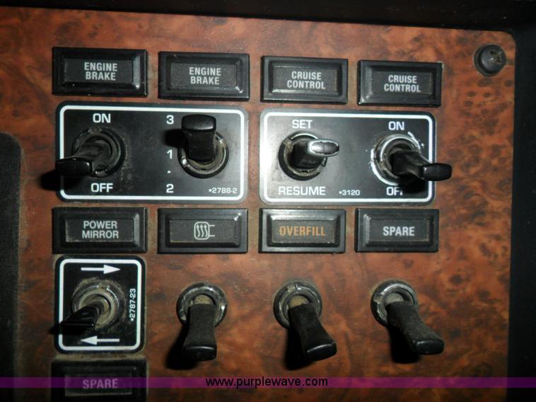 image for item B1199 2005 Kenworth T800 semi truck