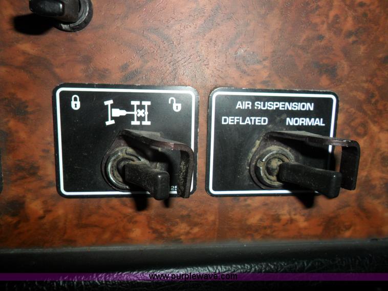 image for item B1199 2005 Kenworth T800 semi truck