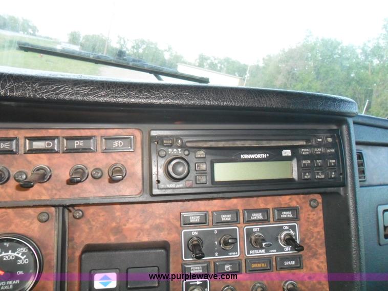 image for item B1199 2005 Kenworth T800 semi truck
