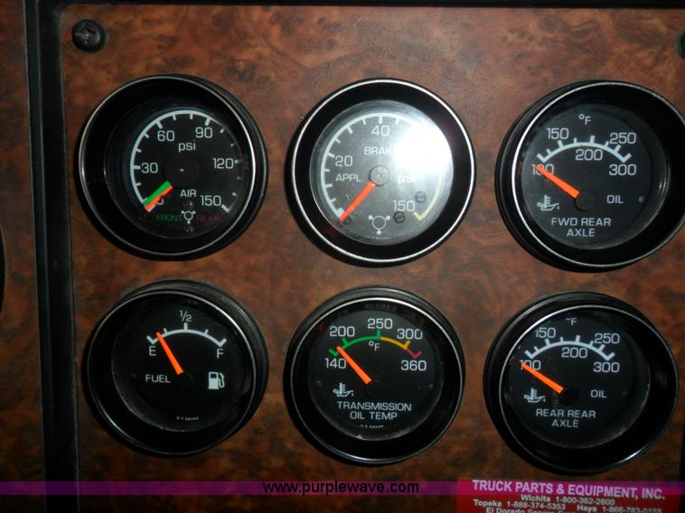 image for item B1199 2005 Kenworth T800 semi truck