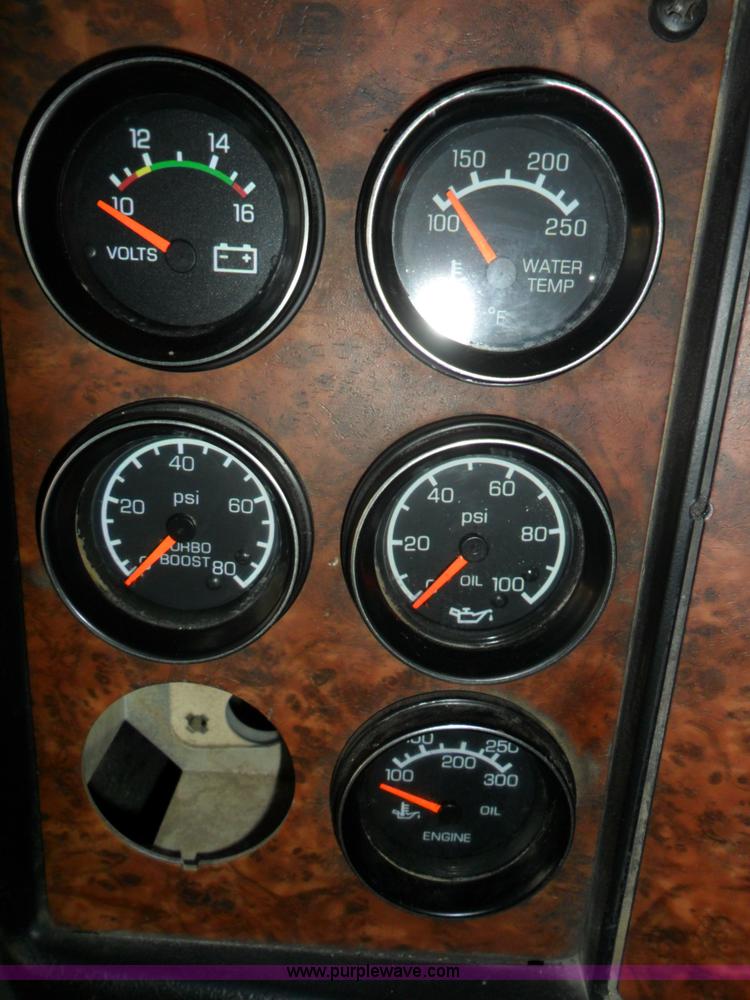 image for item B1199 2005 Kenworth T800 semi truck