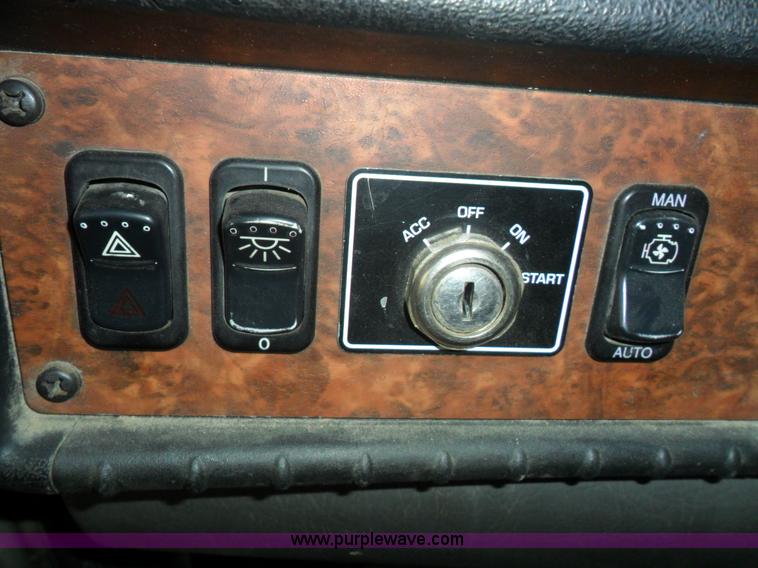 image for item B1199 2005 Kenworth T800 semi truck