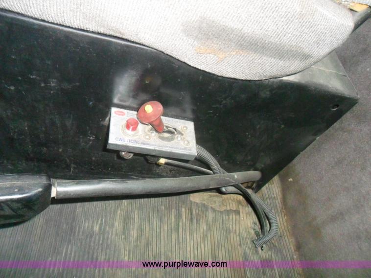 image for item B1199 2005 Kenworth T800 semi truck