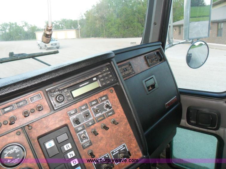 image for item B1199 2005 Kenworth T800 semi truck