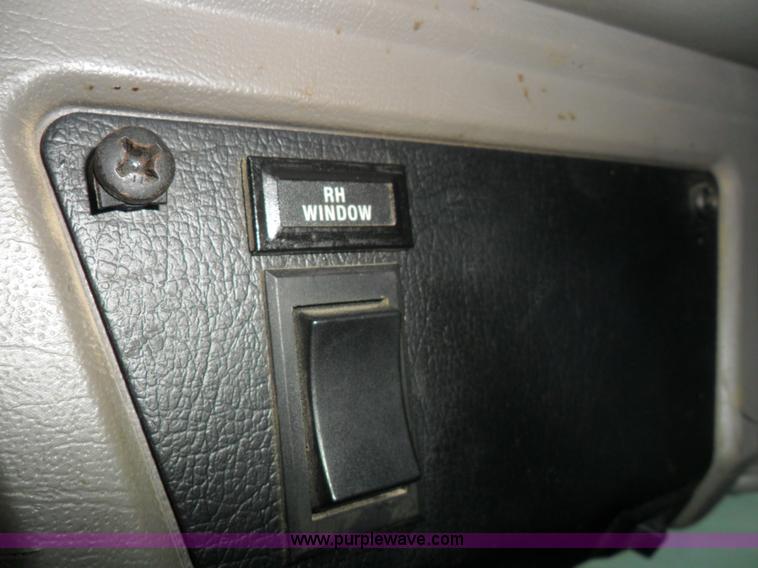 image for item B1199 2005 Kenworth T800 semi truck