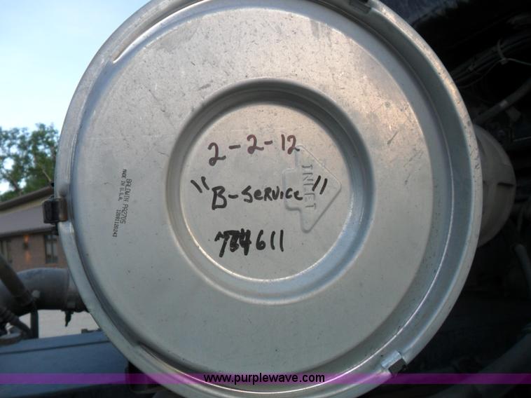 image for item B1199 2005 Kenworth T800 semi truck