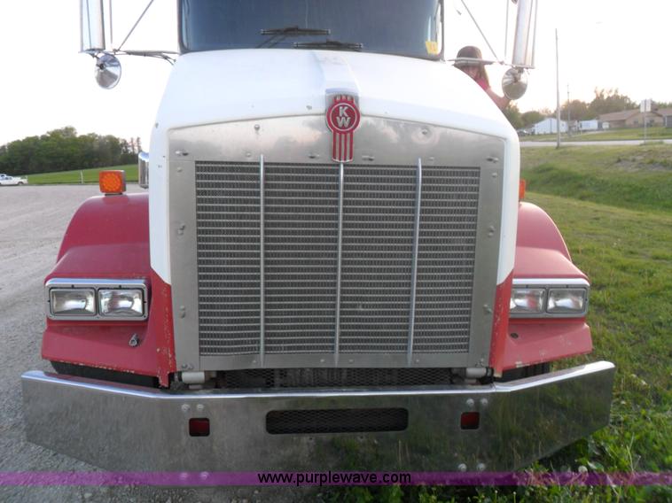 image for item B1199 2005 Kenworth T800 semi truck
