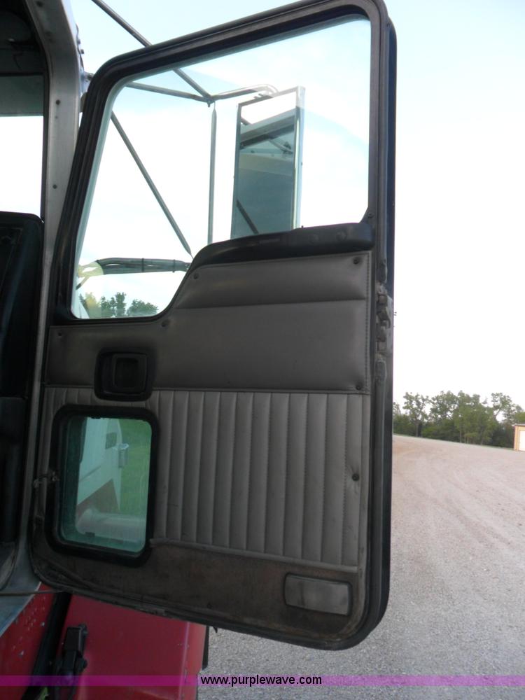 image for item B1199 2005 Kenworth T800 semi truck