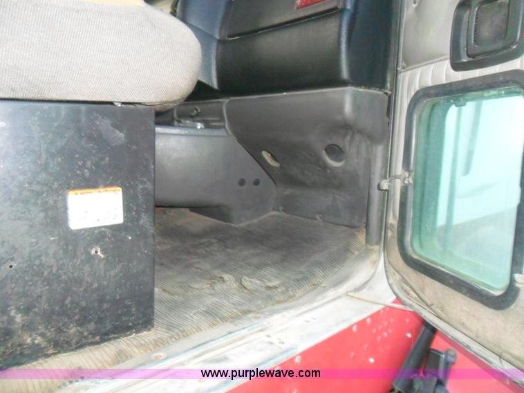 image for item B1199 2005 Kenworth T800 semi truck