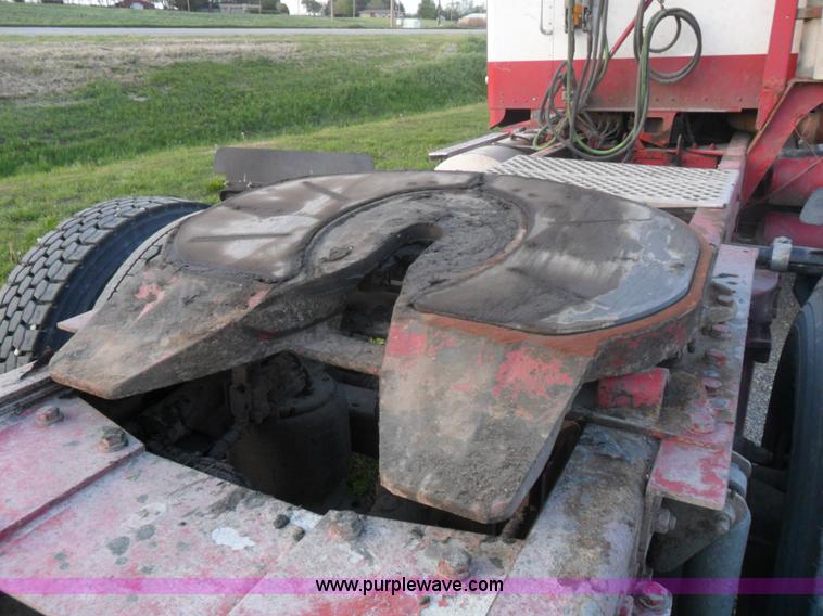 image for item B1199 2005 Kenworth T800 semi truck