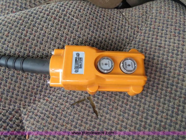 image for item B2321 1999 Ford F350 pickup truck