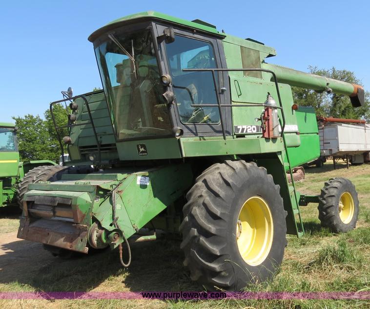 image for item B2345 1986 John Deere 7720 Titan II combine