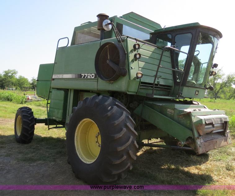 image for item B2345 1986 John Deere 7720 Titan II combine