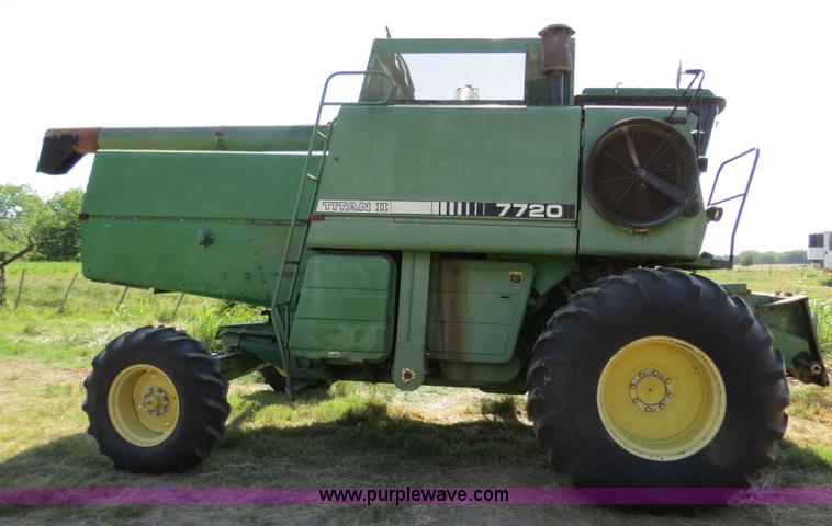 image for item B2345 1986 John Deere 7720 Titan II combine