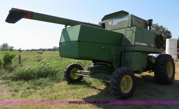 image for item B2345 1986 John Deere 7720 Titan II combine