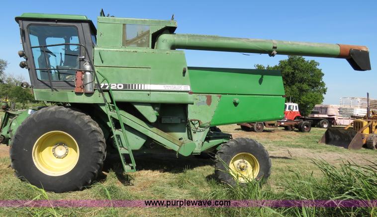 image for item B2345 1986 John Deere 7720 Titan II combine