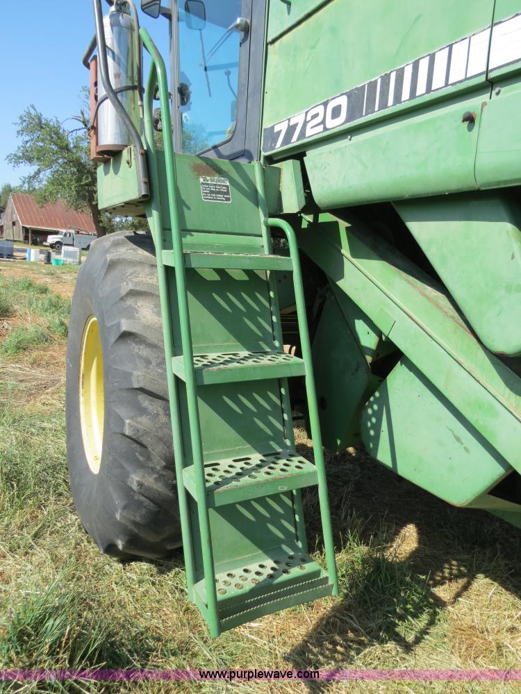 image for item B2345 1986 John Deere 7720 Titan II combine