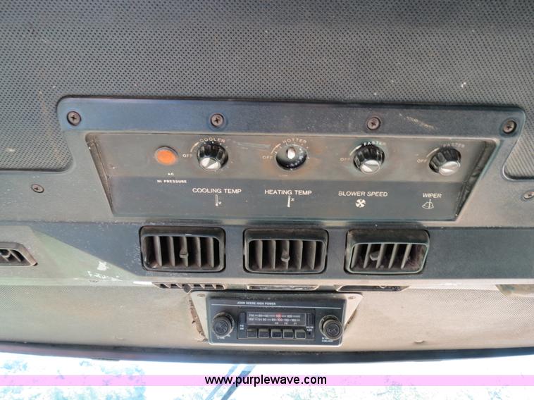 image for item B2345 1986 John Deere 7720 Titan II combine