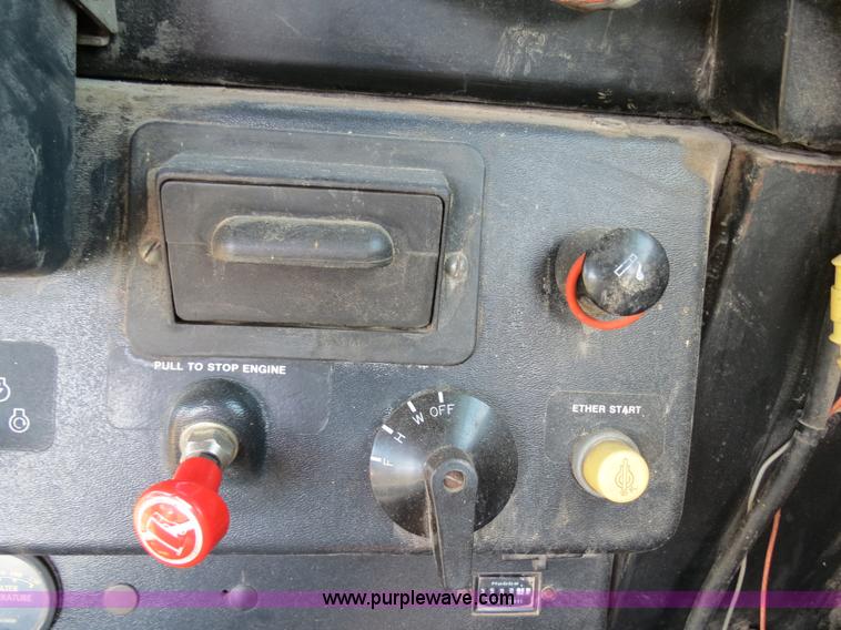 image for item B2345 1986 John Deere 7720 Titan II combine