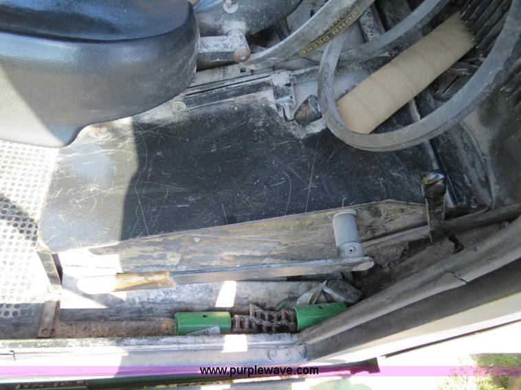image for item B2345 1986 John Deere 7720 Titan II combine