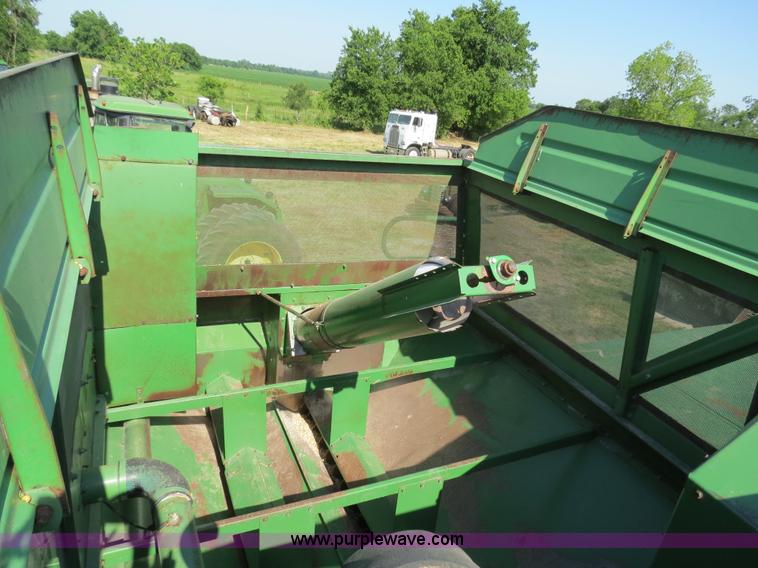 image for item B2345 1986 John Deere 7720 Titan II combine