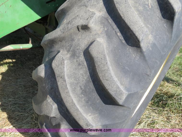 image for item B2345 1986 John Deere 7720 Titan II combine