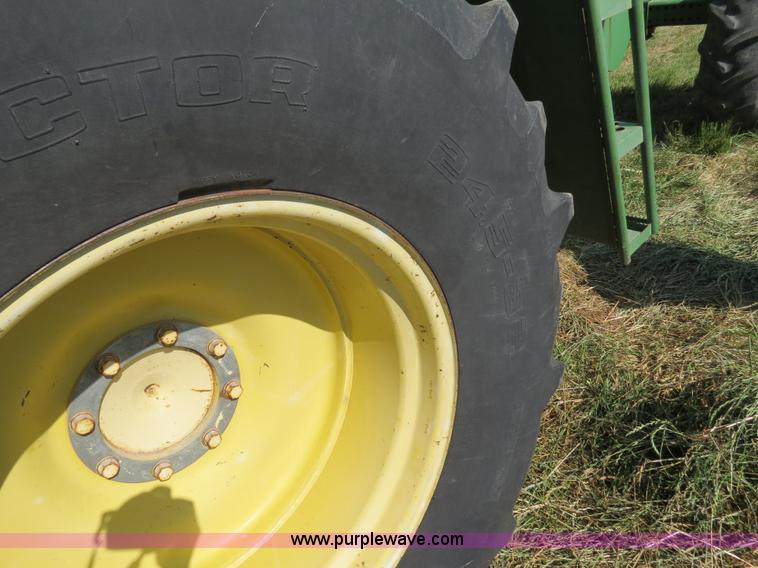 image for item B2345 1986 John Deere 7720 Titan II combine