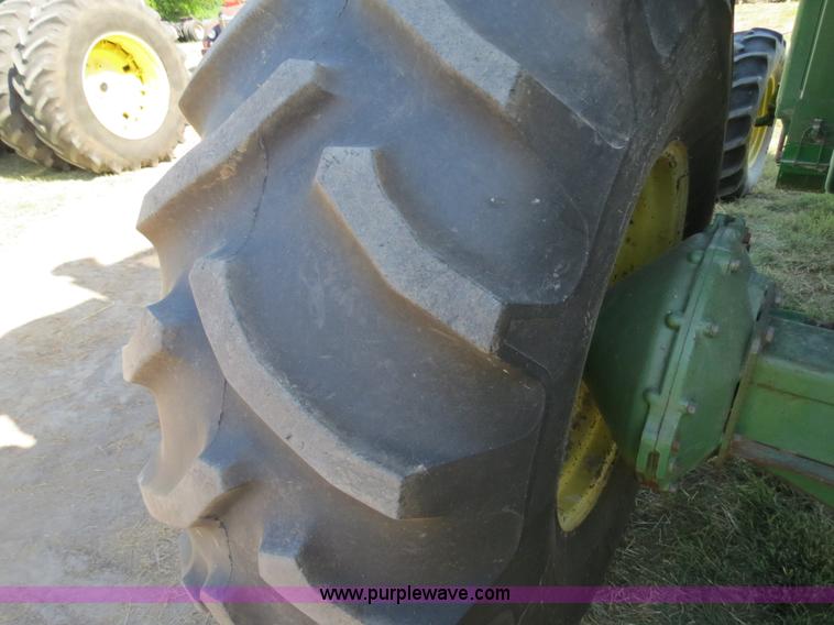 image for item B2345 1986 John Deere 7720 Titan II combine