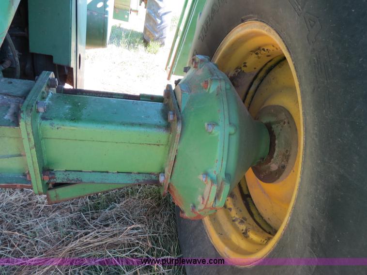 image for item B2345 1986 John Deere 7720 Titan II combine