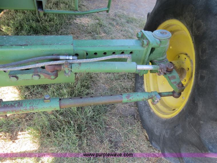image for item B2345 1986 John Deere 7720 Titan II combine