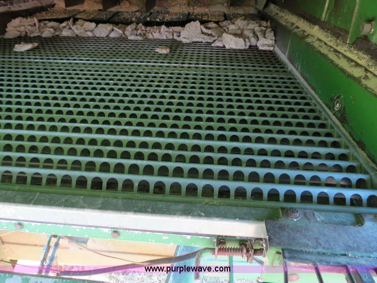 image for item B2345 1986 John Deere 7720 Titan II combine