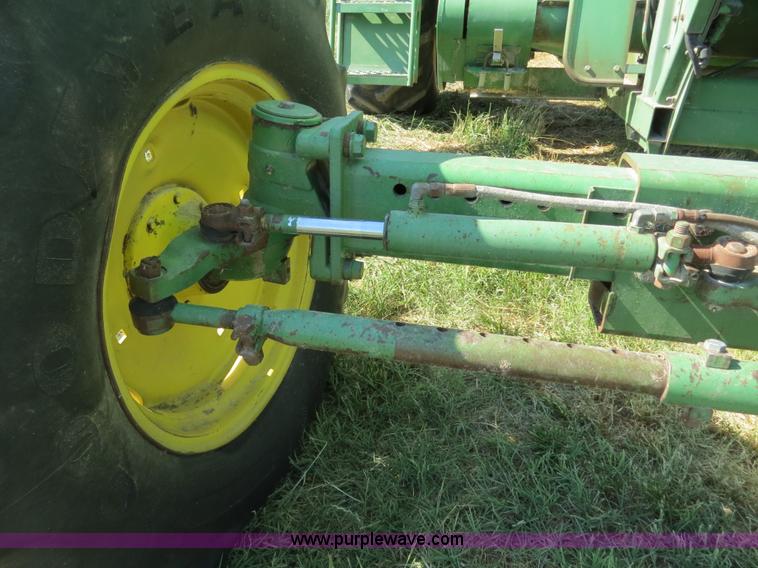 image for item B2345 1986 John Deere 7720 Titan II combine