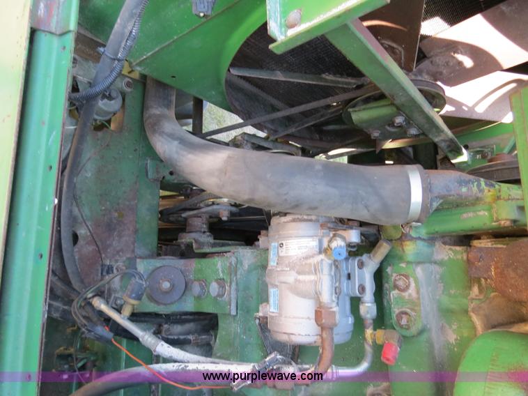 image for item B2345 1986 John Deere 7720 Titan II combine