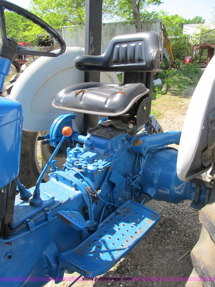 image for item B2689 1994 Ford 3230 tractor