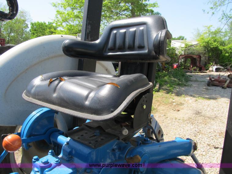 image for item B2689 1994 Ford 3230 tractor