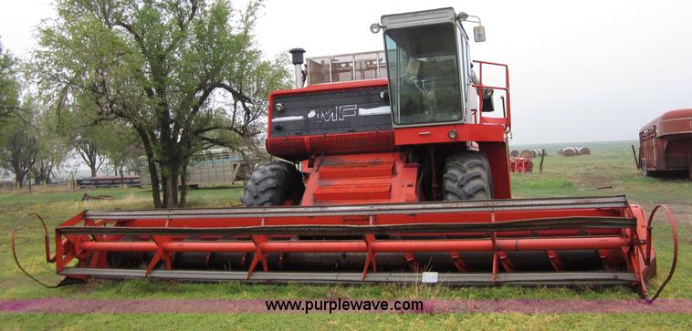 image for item B3164 1982 Massey-Ferguson 860 combine with header