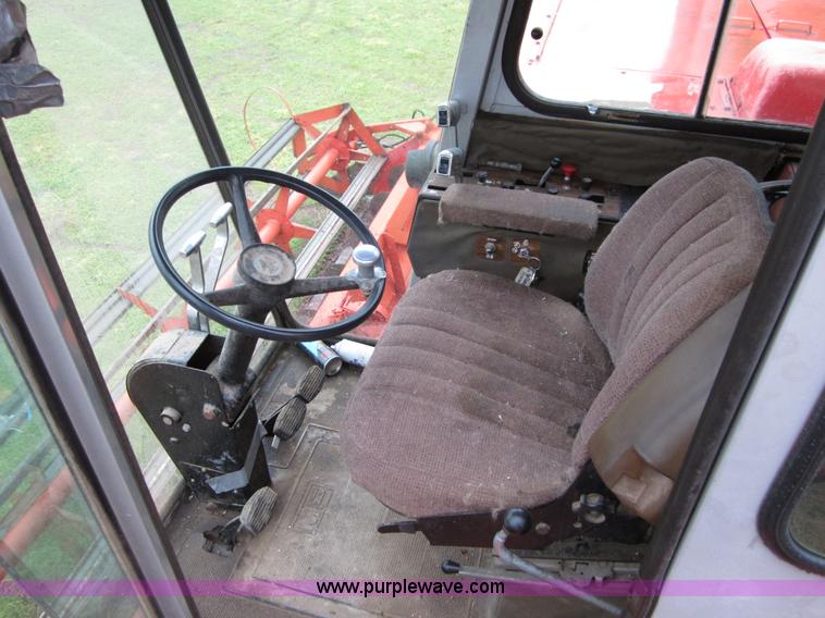 image for item B3164 1982 Massey-Ferguson 860 combine with header