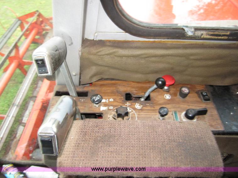 image for item B3164 1982 Massey-Ferguson 860 combine with header